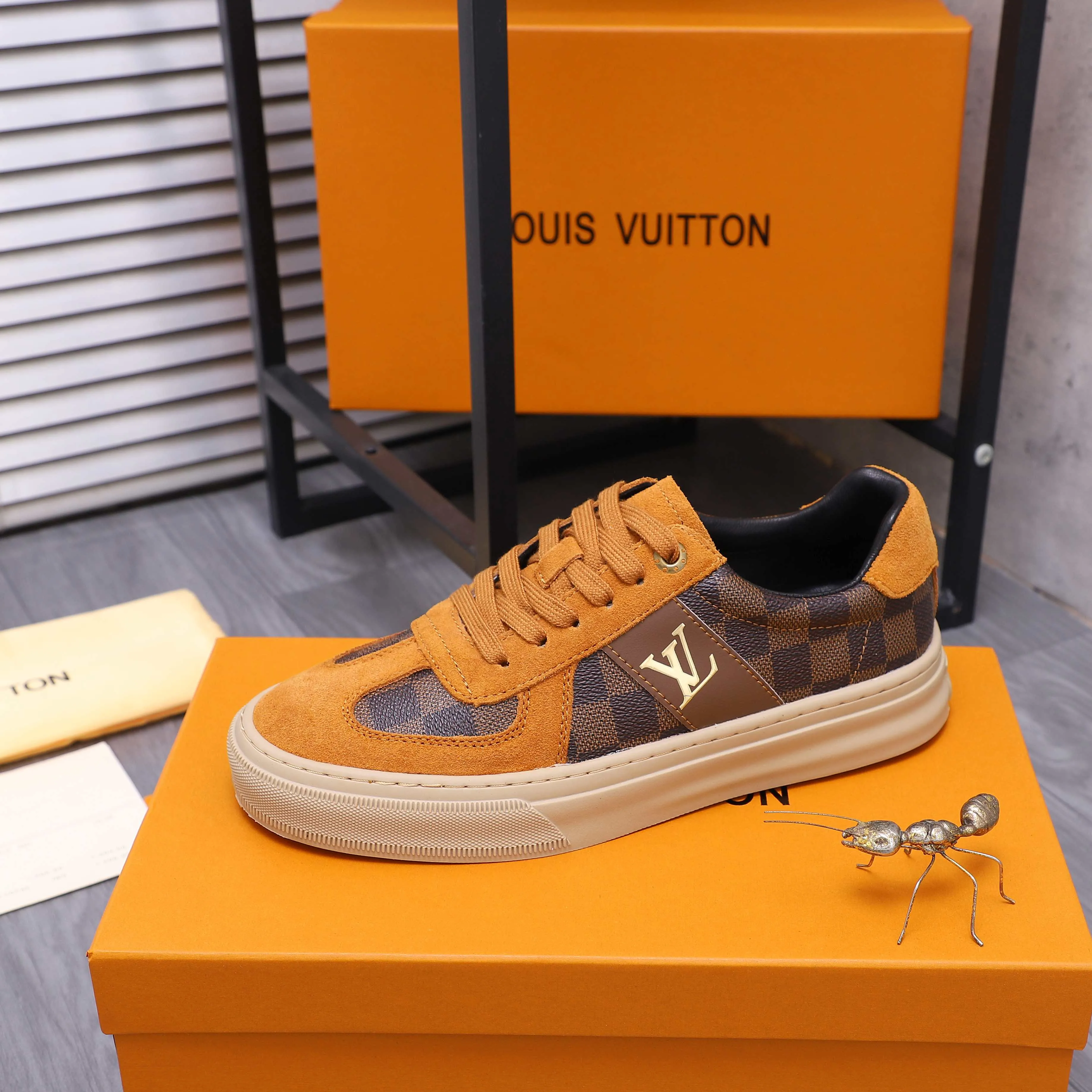 Men's shoes 💰p400 Product trademark: LV "Louis Vuitton" casual lace-up men's shoes Regular size: 38-44 Product materials: Selected matte cowhide stitching plaid cowhide upper, sheepskin lining, rubber outsole
